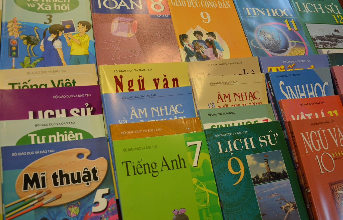 Bộ vừa cấm, phụ huynh phàn nàn phải mua SGK "bia kèm lạc"